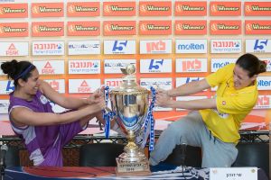 דורון וצעירי נאבקות. מי תניף גביע?