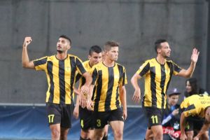 שחקני ביתר חוגגים. רק קבוצה אחת תהיה בבלומפילד