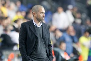 לא עומד עם סטופר או אקדח. לוי