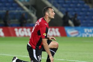 סליחי במדי הפועל חיפה. יחזור וילבש ירוק?