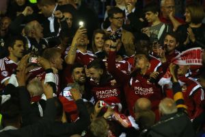 שחקני סווינדון חוגגים כל הדרך לוומבלי