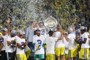 הצהובים חוגגים עם הצלחת. לא נתנו להפסד להפריע להם