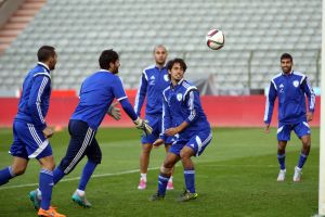 שחקני הנבחרת מנסים לחייך בבלגיה