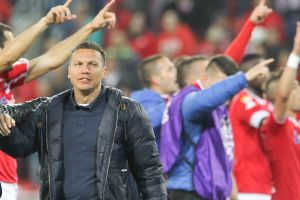 בכר על רקע חגיגות השחקנים. הריצה נמשכת