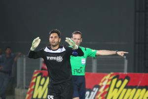 חיימוב אחרי השריקה. לא רצה לחזור לשער