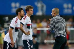 פפ מתדרך את שחקניו. האם ישיג עוד תואר?