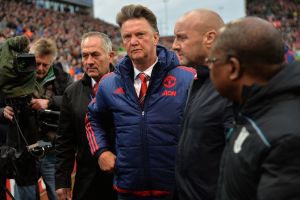 ואן חאל. המתקפה בתקשורת האנגלית נמשכת