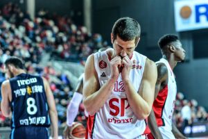 הפנים אומרות הכל. הפסד ביתי לאדומים