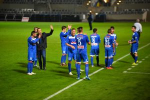 שחקני פת בסיום. חלק הודו לקהל שקילל