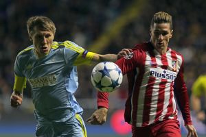 פרננדו טורס ופוסטניקוב נאבקים על הכדור