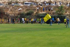 אוהדי ביתר פורצים לדשא. מה יעשו ביום שני?