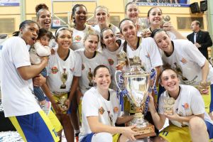שחקניות אשדוד עם גביע המדינה