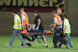 צמח מורד על אלונקה. העונה נאחל לו רפואה שלמה