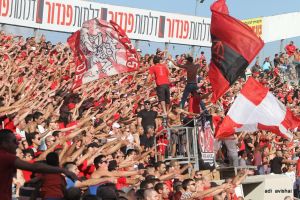 אוהדי הפועל. גם את גיא לוי הם לא אוהבים