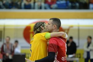 מימון מתחבק עם נאמן. ייפגשו בגמר