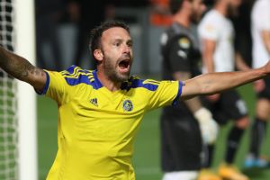 פריצה. הקדיש את השער למשפחתו בשבדיה