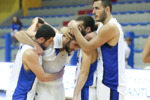 נאור חוגג עם חבריו לנבחרת. ניצחון גדול