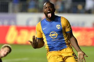 תמוז. יסכים ללבוש צהוב בתא?