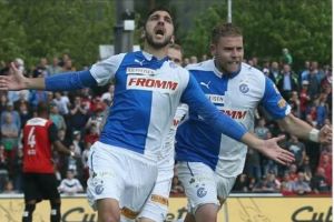 דאבור חוגג את שערו עם חבריו