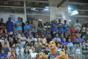 כדיר ורנדל נאבקים. הכינו את המטאטאים