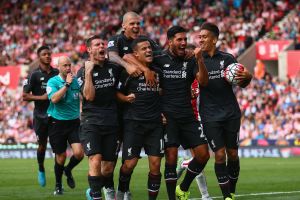 שחקני ליברפול חוגגים עם המושיע הברזילאי שלהם