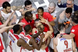 אולימפיאקוס חוגגת סוויפ ראשון בגמר