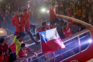 שחקני צ'ילה חוגגים על האוטובוס. העם בטירוף