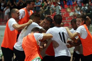 שחקני היברניאנס חוגגים. הדהימו את הצהובים