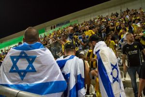 אוהדי ביתר עטופים בדגלי ישראל