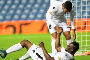 אמוטו חוגג עם מזרחי. הרוויח חוזה