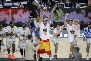 שחקני ריאל עם גביע אירופה. יש בלאנקוס שכן חגגו