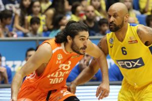 דווין סמית' נגד טל קרפלס במשחק הליגה בין הקבוצות