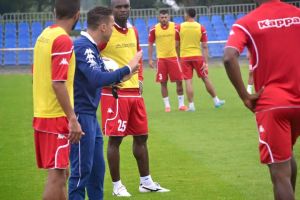 בכר מתדרך את סוארס באימון בפולין