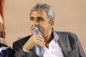 אלי כהן. עכשיו מחפש זרים.