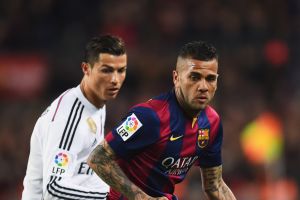 אלבס מול רונאלדו. הוא משחק כדורגל אינדיבידואלי מדי