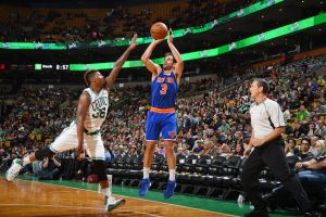 העבר נגד העתיד. מרקוס סמארט מבוסטון מנסה לחסום את קלדרון מהניקס