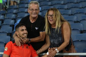 בוזגלו חוגג עם ההורים. כישרון גדול