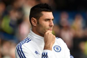 אמליה במדי הבלוז.