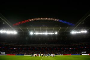 וומבלי בצבעי הטריקולור. הפרמיירליג על הכוונת