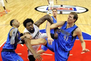 ג'ורדן ונוביצקי. זה נראה יותר כמו ריקוד מאשר מאבק תחת הסל