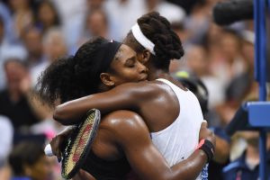 האחיות וויליאמס מתחבקות בסיום. תמיד טוב לראות אותן נפגשות