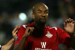 דוס סנטוס. קרע את הרצועות ומחכה כמעט עשור לכסף שלו