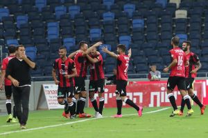 שחקני הפועל חיפה חוגגים ניצחון ביתי