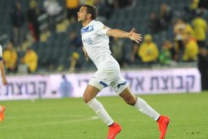 עאבד משתיק את היציע המזרחי