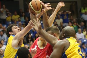 קרב על כדור בדרבי. עונה חלשה ומאכזבת