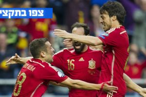 שחקני ספרד חוגגים את העלייה לראש הבית