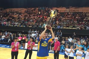 פיני מניף את הגביע