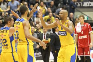 הטופ 16 מעבר לפינה