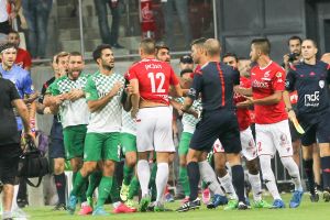 המהומה בטוטו טרנר. בינתיים השופטים ממשיכים כרגיל