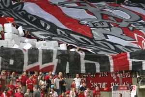 אוהדי הפועל. חלקם טוענים שהמשטרה נטפלת אליהם